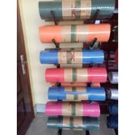 Kệ sắt, giá đựng 02 tầng thảm tập yoga chân đế có thiết kế các con lăn( có chốt) di động hoặc quay 360 độ, bền chắc bóng — ảnh 3