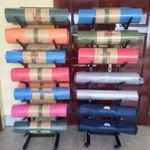 Kệ sắt, giá đựng 02 tầng thảm tập yoga chân đế có thiết kế các con lăn( có chốt) di động hoặc quay 360 độ, bền chắc bóng — ảnh 4