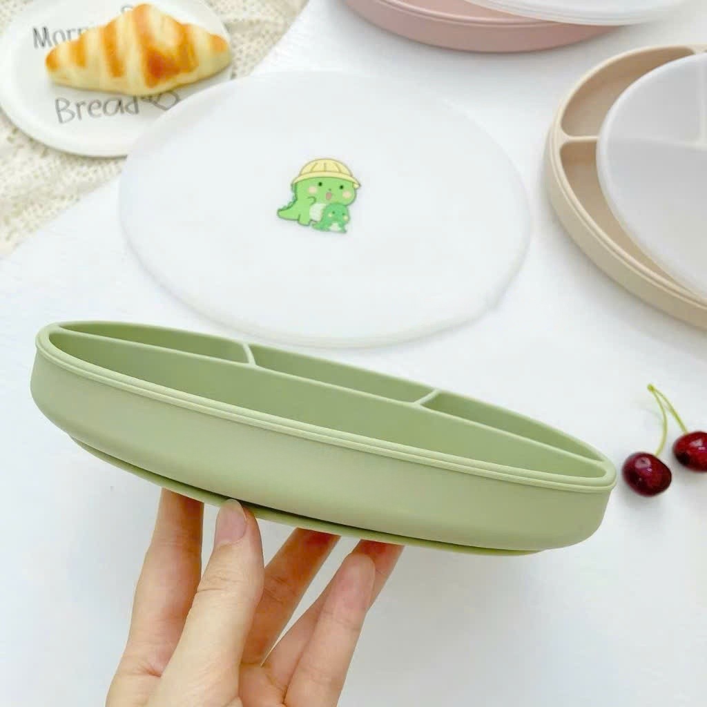 Ảnh Khay Ăn Dặm 4 Ngăn Hình Oval KidsWorld Chất Liệu Silicon Cao Cấp Có Đế Hít Chống Đổ Cho Bé 2