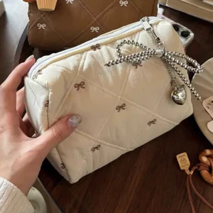 M.H STYLE ORDER Mùa thu và mùa đông mới bông dày nơ thêu túi trang điểm dung tích lớn lưu trữ di động