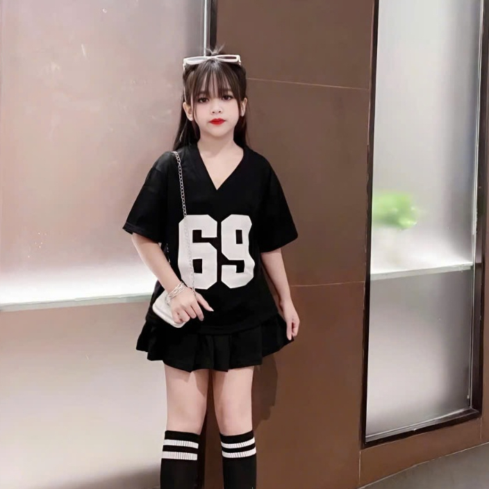 4-15 tuổi. Sét bộ chân váy xếp ly có lót váy cho bé gái in số 69 chất vải cotton mềm mịn thấm hút mồ hôi. V02