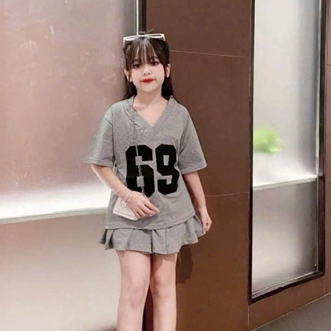 4-15 tuổi. Sét bộ chân váy xếp ly có lót váy cho bé gái in số 69 chất vải cotton mềm mịn thấm hút mồ hôi. V02