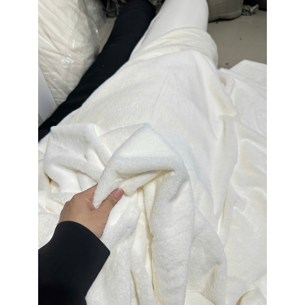 Thảm lông trải kệ tủ điện thoại , thảm lông lót tủ trưng bày lông ngắn mịn - Thảm lông màu trắng tinh