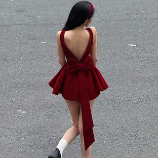 Váy ngắn hai dây bản to form body cổ vuông hở lưng đính nơ dáng xoè sang chảnh