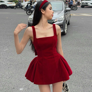 Váy ngắn hai dây bản to form body cổ vuông hở lưng đính nơ dáng xoè sang chảnh