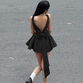 Váy ngắn hai dây bản to form body cổ vuông hở lưng đính nơ dáng xoè sang chảnh
