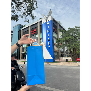 Túi giấy đựng quà Vinfast, sang trọng, dày chắc, màu xanh blue thương hiệu. Vinfast souvenir bag