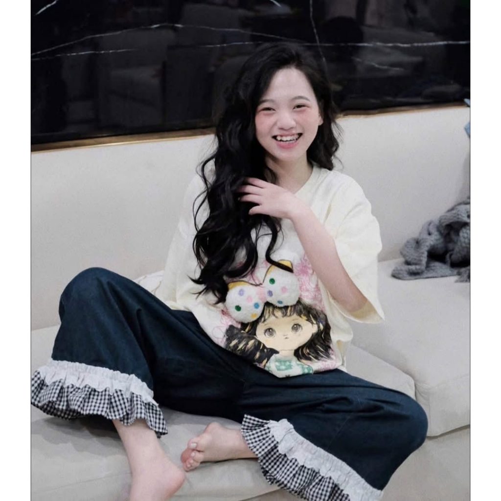 Bộ ngủ cotton nữ cao cấp áo thun in hình cô gái mix quần dài viền bèo caro, bộ pijama nữ mặc nhà dễ thương HCOM25801