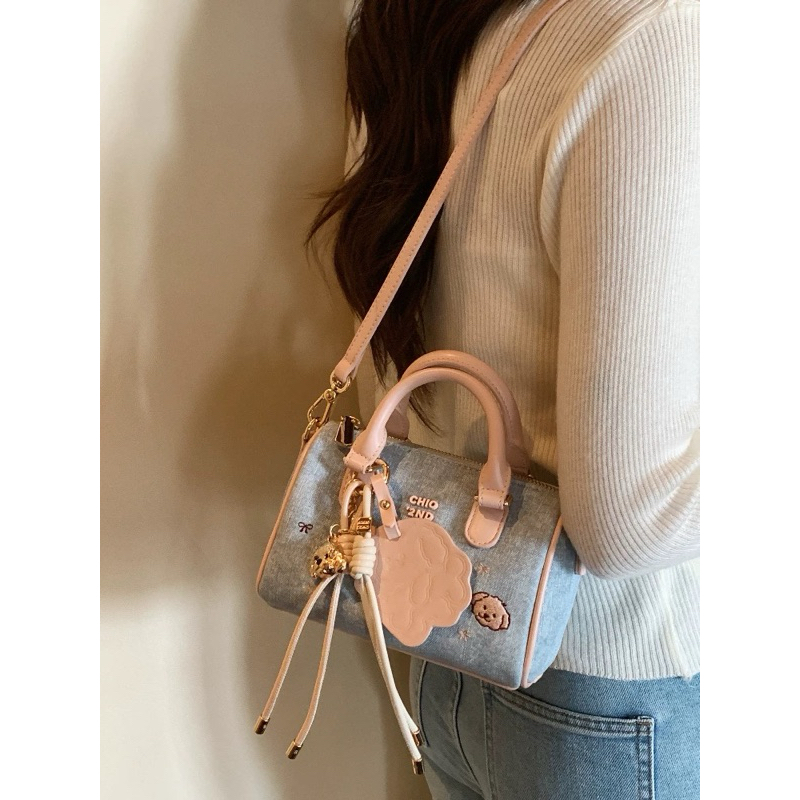 Túi trống Chio kèm charm siêu xinh size 19 có dây đeo chéo