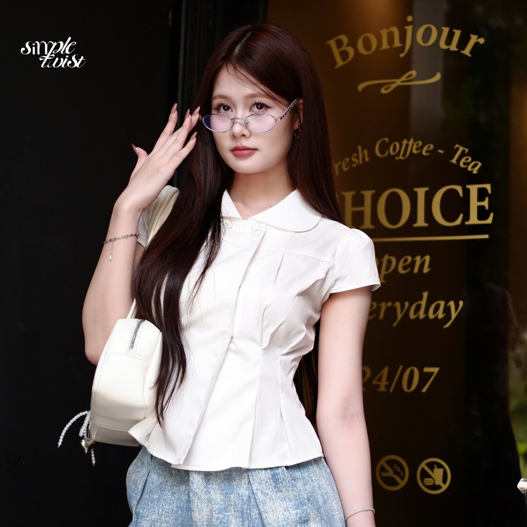 Ảnh Áo sơ mi nữ cổ sen tay nhí Hàn Quốc màu trắng năng động Little Miss Blouse đi cà phê - Simple Twist 4
