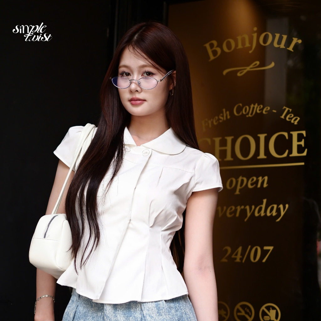 Ảnh Áo sơ mi nữ cổ sen tay nhí Hàn Quốc màu trắng năng động Little Miss Blouse đi cà phê - Simple Twist 1