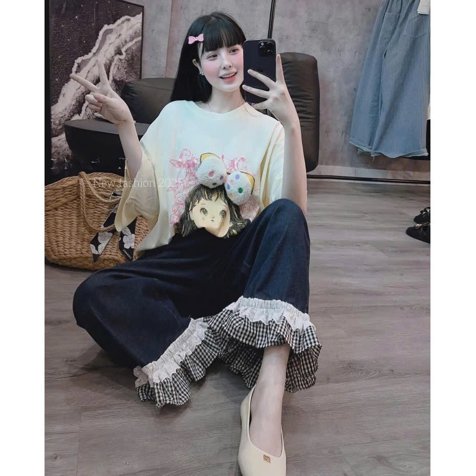 Bộ ngủ cotton nữ cao cấp áo thun in hình cô gái mix quần dài viền bèo caro, bộ pijama nữ mặc nhà dễ thương HCOM25801
