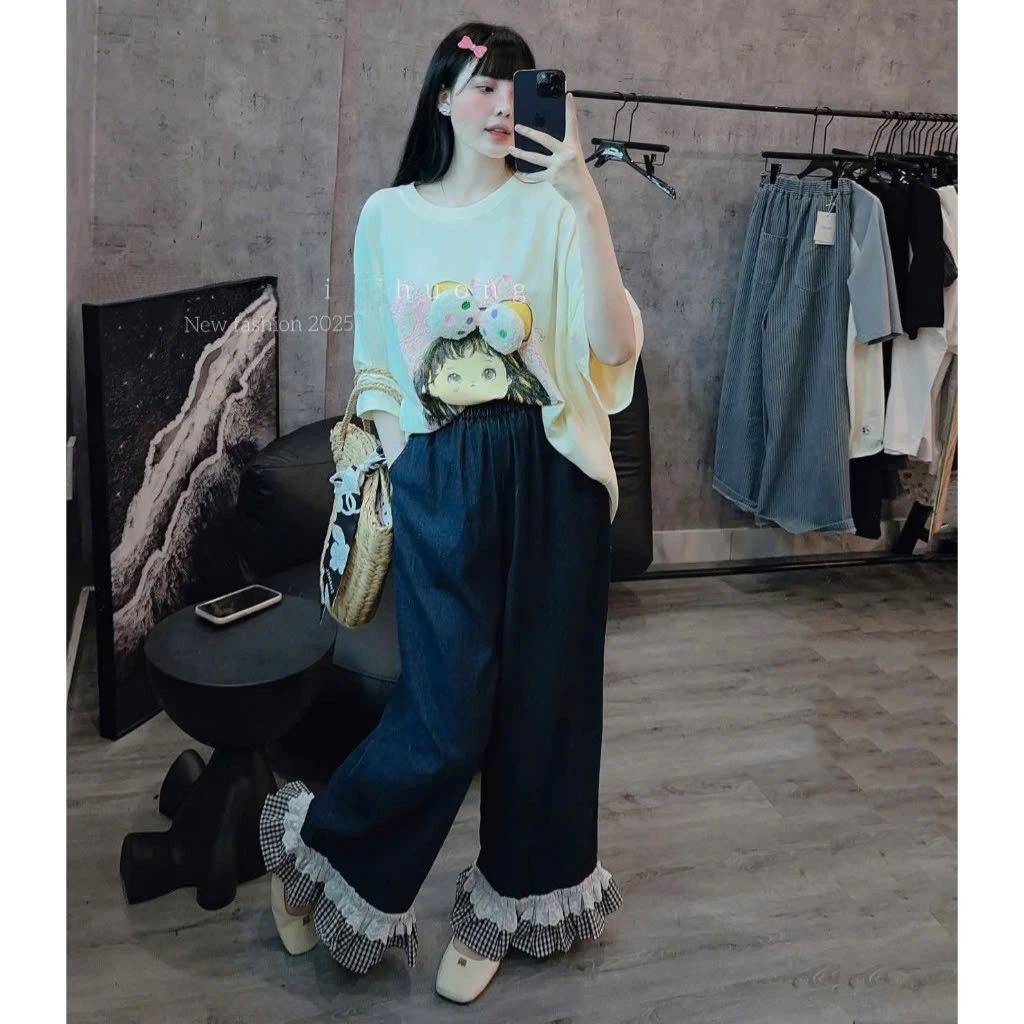 Bộ ngủ cotton nữ cao cấp áo thun in hình cô gái mix quần dài viền bèo caro, bộ pijama nữ mặc nhà dễ thương HCOM25801