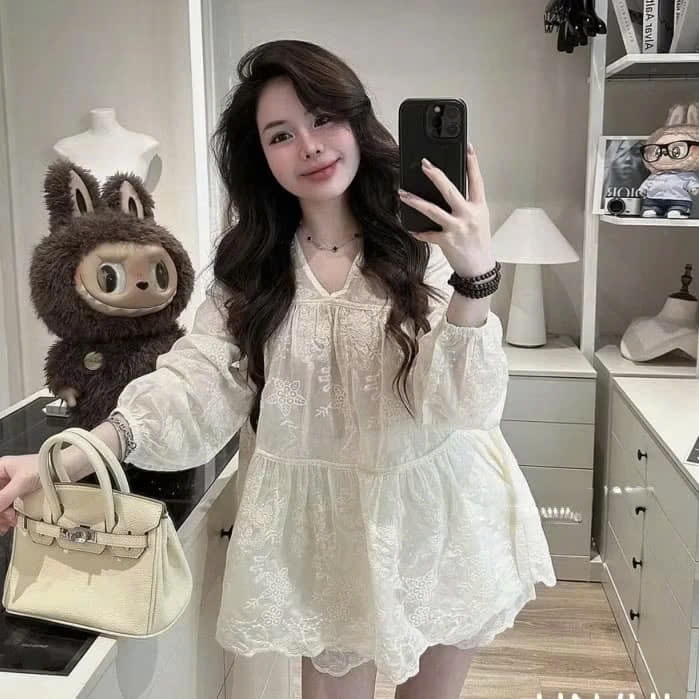 Bộ đồ nữ mùa hè ren trắng chất liệu thoáng mát tay dài cổ v viền ren, set áo ren bèo nhún họa tiết vintage HCOM25458