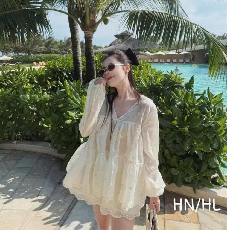 Bộ đồ nữ mùa hè ren trắng chất liệu thoáng mát tay dài cổ v viền ren, set áo ren bèo nhún họa tiết vintage HCOM25458