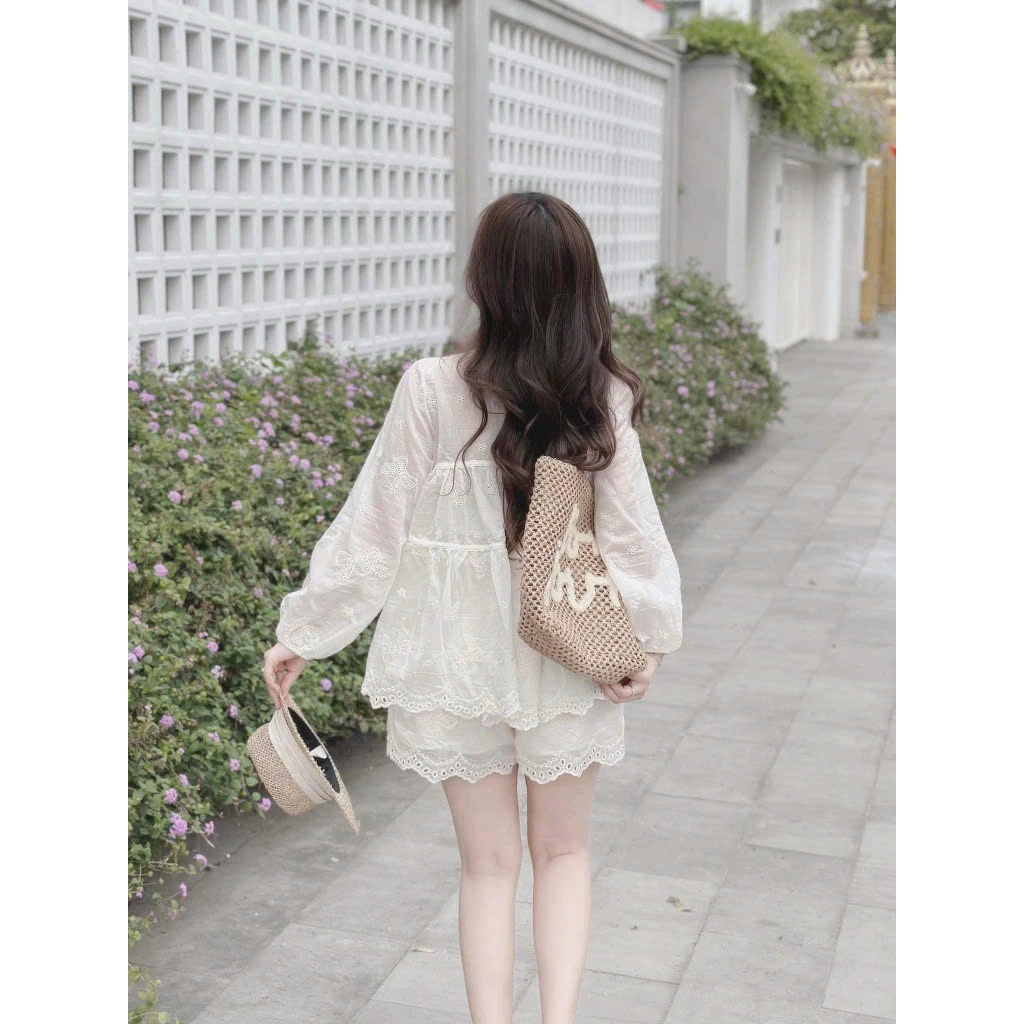 Bộ đồ nữ mùa hè ren trắng chất liệu thoáng mát tay dài cổ v viền ren, set áo ren bèo nhún họa tiết vintage HCOM25458