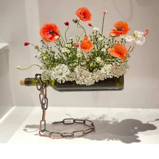 Lọ Hoa Thủy Tinh Decor Bình Hoa Hình Chai Kèm Dây Xích Độc Đáo