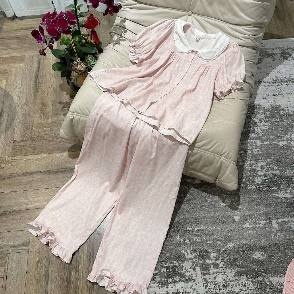 Set đồ ngủ nữ cộc tay cổ sen viền bèo họa tiết hoa nhí hồng pastel, bộ pijama nữ mặc nhà chất liệu lụa satin HCOM25152