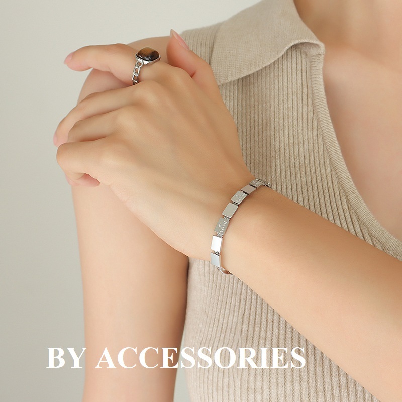 Lắc tay nữ titan kiểu mì dẹp phối chuỗi mặt chữ nhật khắc chữ love không gỉ WB2506