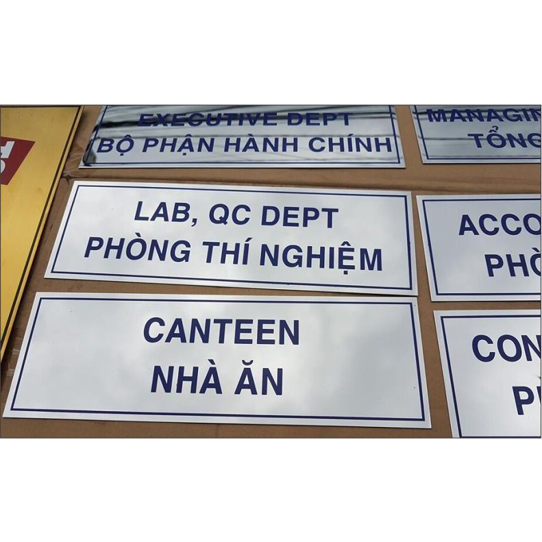 BẢNG TÊN PHÒNG – BẢNG CHỈ DẪN BẰNG ALU VÀNG XƯỚC, BẠC XƯỚC IN UV SIÊU NÉT KÍCH THƯỚC 14CMX32CM