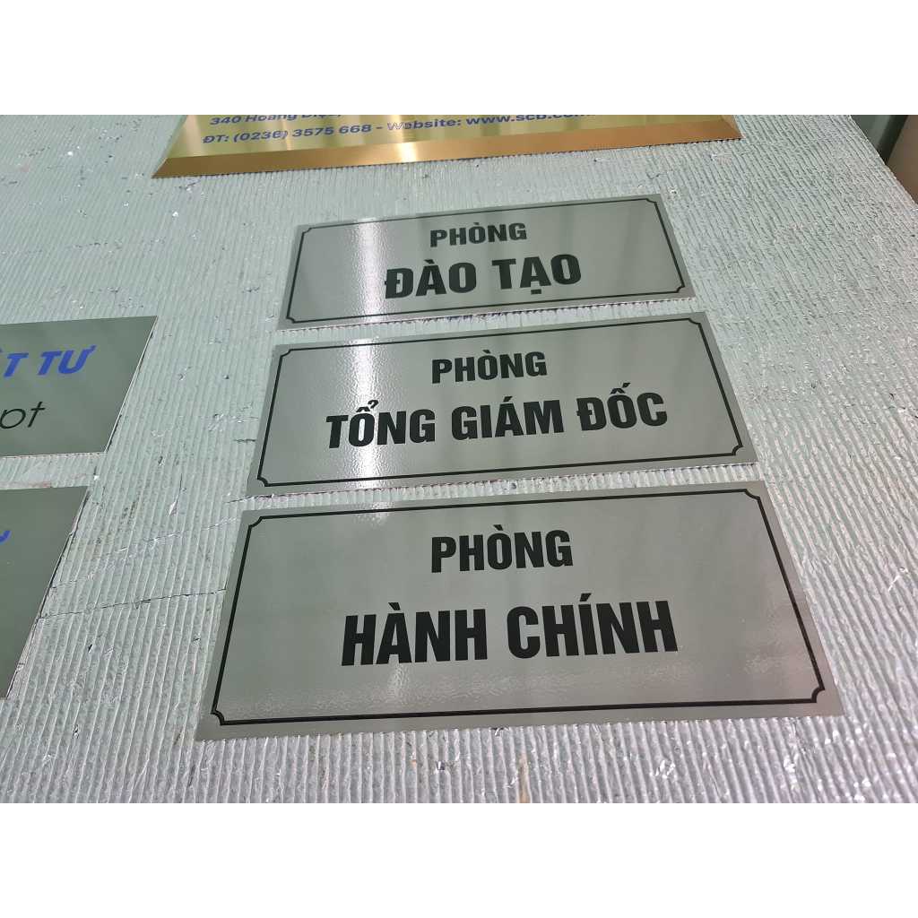 BẢNG TÊN PHÒNG – BẢNG CHỈ DẪN BẰNG ALU VÀNG XƯỚC, BẠC XƯỚC IN UV SIÊU NÉT KÍCH THƯỚC 14CMX32CM