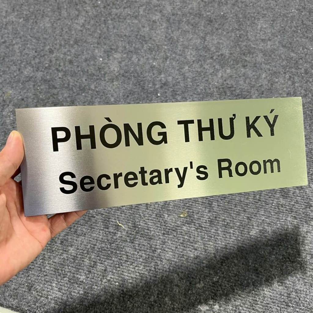 BẢNG TÊN PHÒNG – BẢNG CHỈ DẪN BẰNG ALU VÀNG XƯỚC, BẠC XƯỚC IN UV SIÊU NÉT KÍCH THƯỚC 14CMX32CM
