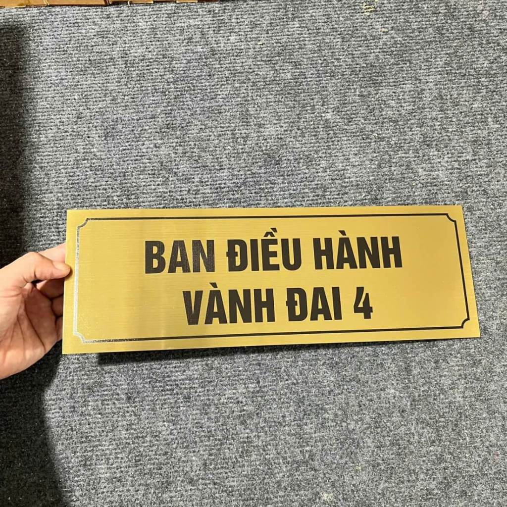 BẢNG TÊN PHÒNG – BẢNG CHỈ DẪN BẰNG ALU VÀNG XƯỚC, BẠC XƯỚC IN UV SIÊU NÉT KÍCH THƯỚC 14CMX32CM