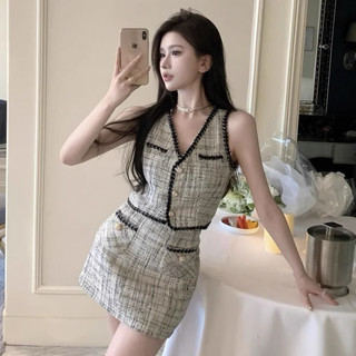 Set dạ tweet áo gile kết hợp chân váy phong cách tiểu thư dạo phố