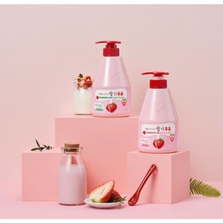 Sữa dưỡng thể dâu dưỡng ẩm và làm mềm sáng da Kwailnara Strawberry Milk Body Lotion 560g