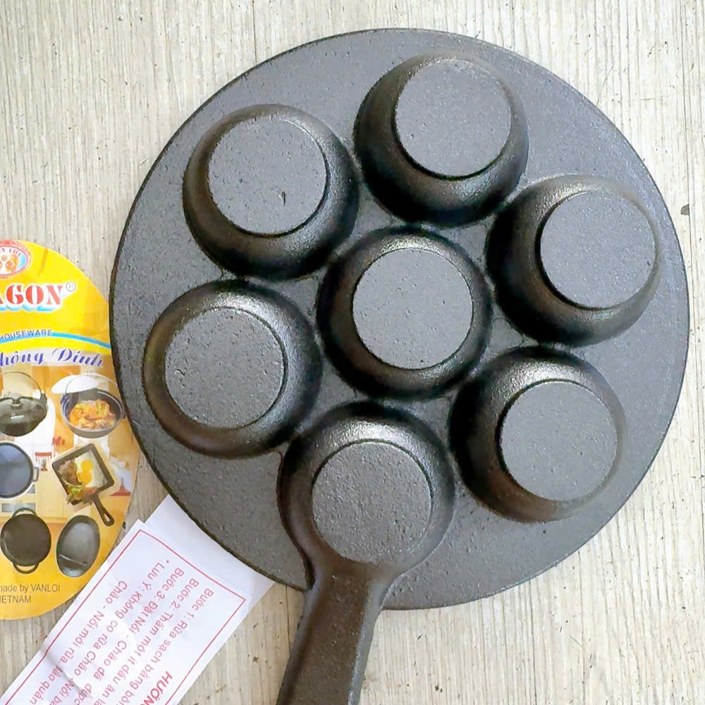 Khuôn đổ bánh khọt (loại 7 -9lỗ) dùng để đổ bánh khọt bằng gang chống dính, nắp kính dùng được bếp từ