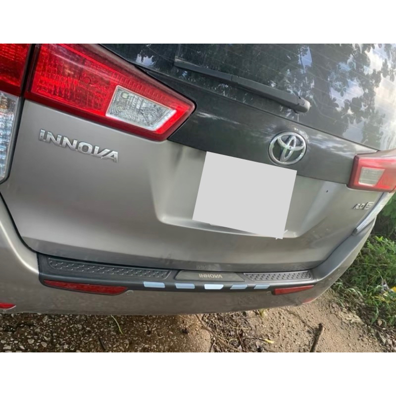 Ốp chống trầy cốp ngoài xe Toyota Innova 2017-2022 nhựa ít inox hàng cao cấp