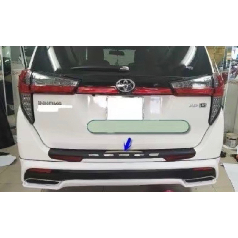 Ốp chống trầy cốp ngoài xe Toyota Innova 2017-2022 nhựa ít inox hàng cao cấp