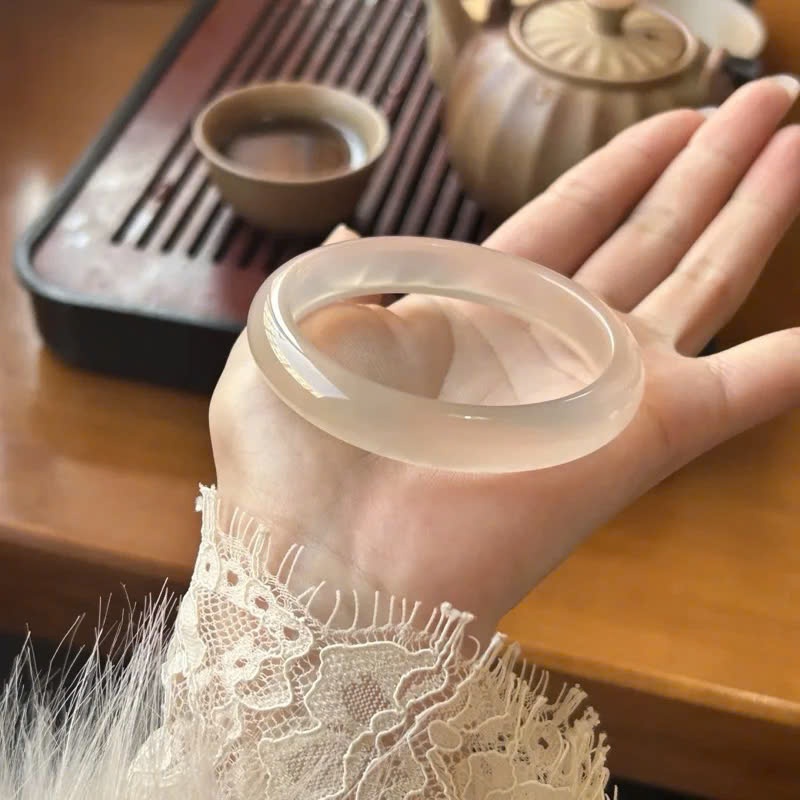 Vòng Mã Não Bạch Nguyệt Quang trong sáng đẹp Ánh Vàng Nhẹ Màu Vải Thiều có Kiểm Định IGG