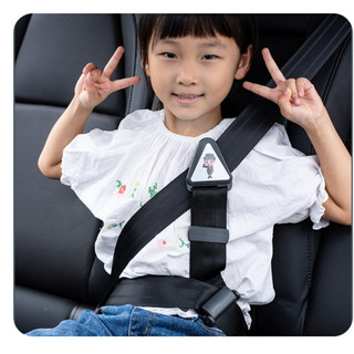 Thiết bị đai điều chỉnh dây an toàn trẻ em phân bố lực đều, không thít gây áp lực lên bụng, ngực bé