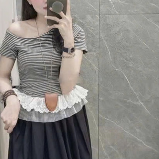 Áo Thun Kẻ Sọc Trễ Vai Nữ Tính Phối Ren Thô Bèo Dáng Thanh Lịch