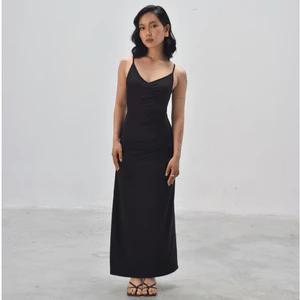 Đầm thun 2 dây dún chất thun poly co giãn màu đen – Thiết kế tối giản, quyến rũ | FORMA COLLECTIVE