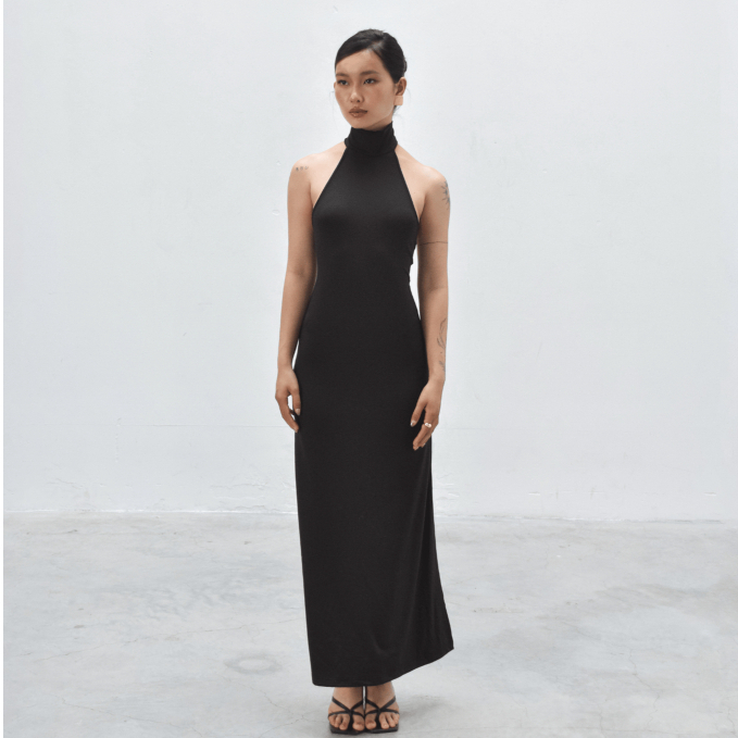 Đầm body dài cổ yếm chất thun poly co giãn màu đen – Thiết kế tối giản, quyến rũ | FORMA COLLECTIVE