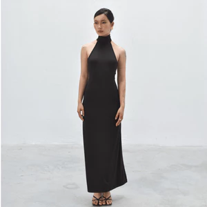 Đầm body dài cổ yếm chất thun poly co giãn màu đen – Thiết kế tối giản, quyến rũ | FORMA COLLECTIVE
