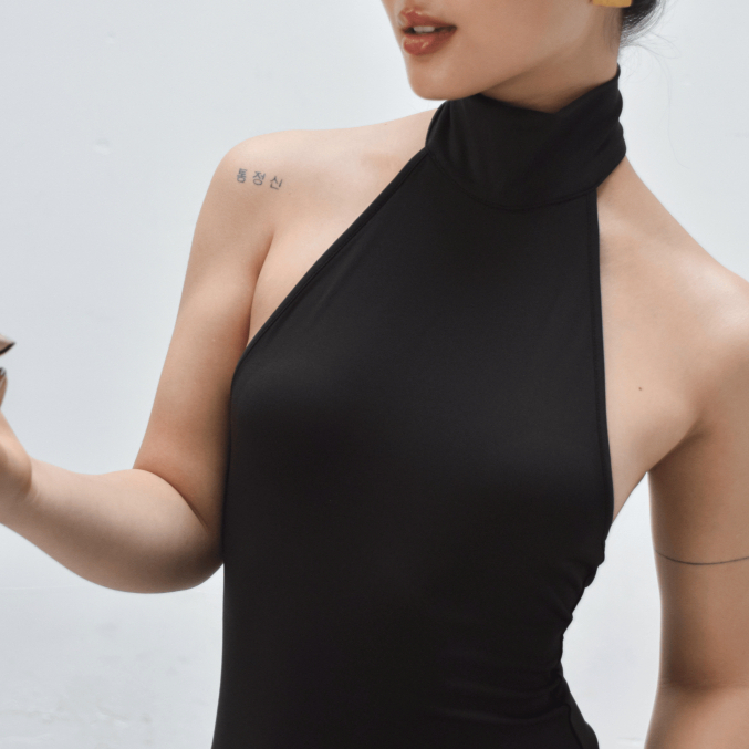 Đầm body dài cổ yếm chất thun poly co giãn màu đen – Thiết kế tối giản, quyến rũ | FORMA COLLECTIVE