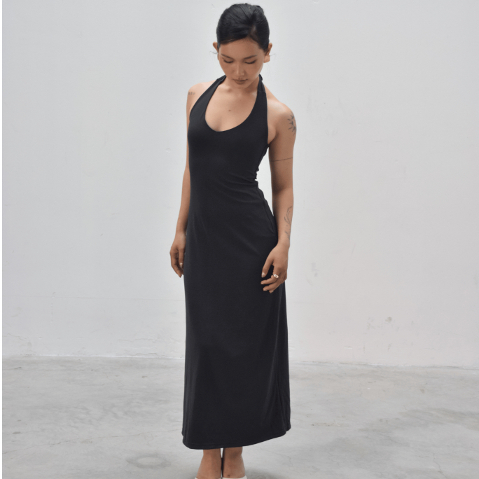 Đầm dài xẻ ngực ôm dáng chất poly co giãn màu đen – Thiết kế tối giản, quyến rũ | FORMA COLLECTIVE