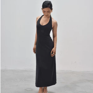 Đầm dài xẻ ngực ôm dáng chất poly co giãn màu đen – Thiết kế tối giản, quyến rũ | FORMA COLLECTIVE