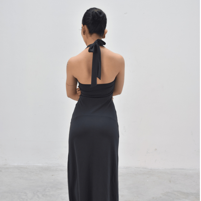 Đầm dài xẻ ngực ôm dáng chất poly co giãn màu đen – Thiết kế tối giản, quyến rũ | FORMA COLLECTIVE
