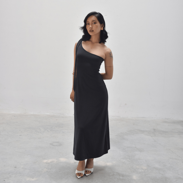 Đầm thun dây chéo ôm dáng chất thun poly co giãn màu đen – Thiết kế tối giản, quyến rũ | FORMA COLLECTIVE