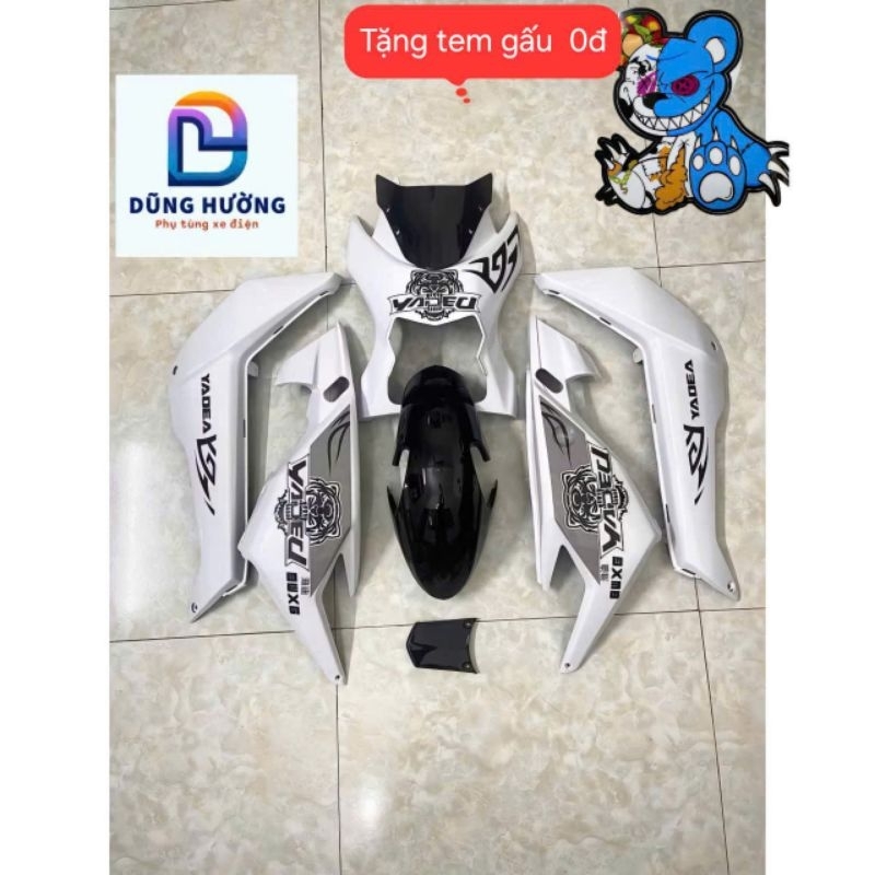 bộ nhựa 8 món gắn xe điện xmen dùng mặt lạ bi cầu kèm tem hổ, tem hello kitty, tem s7,(tặng ốc)  phụ tùng xe điện