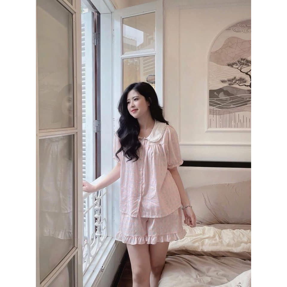 Set đồ ngủ nữ cộc tay cổ sen viền bèo họa tiết hoa nhí hồng pastel, bộ pijama nữ mặc nhà chất liệu lụa satin HCOM25152