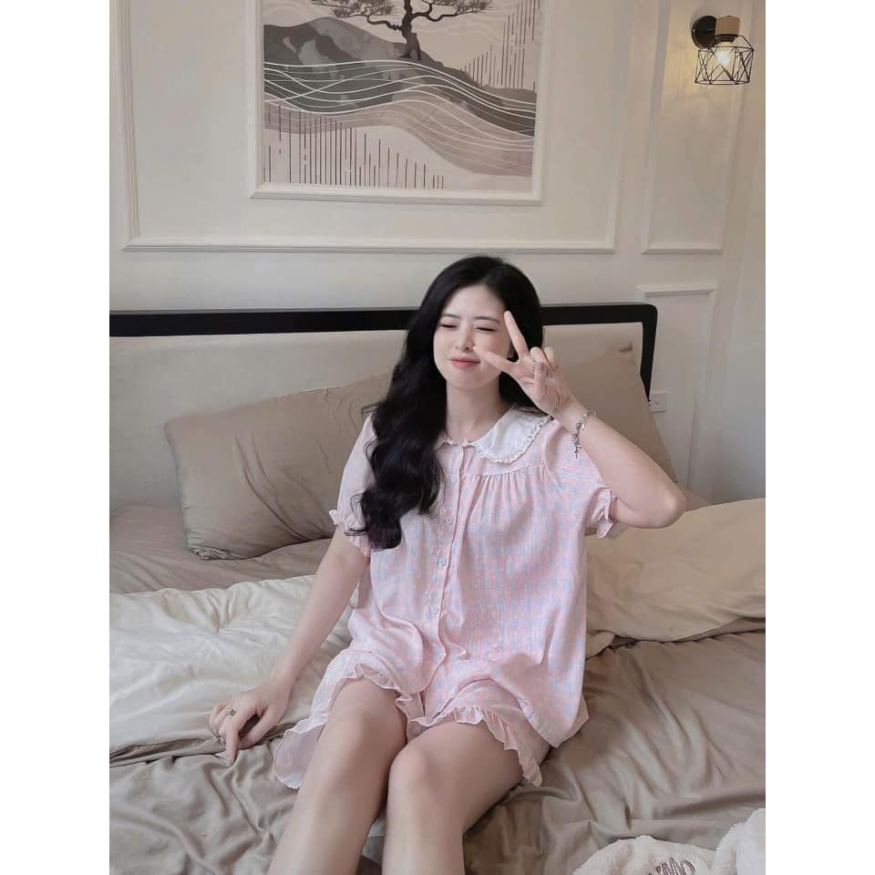 Set đồ ngủ nữ cộc tay cổ sen viền bèo họa tiết hoa nhí hồng pastel, bộ pijama nữ mặc nhà chất liệu lụa satin HCOM25152