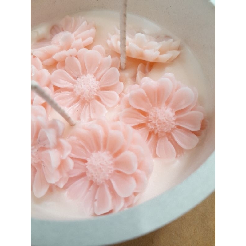 Ảnh Cốc xi măng thạch cao đựng Nến Sáp Ong Không Mùi hoa cúc họa mi hồng pastel dùng cúng dường, sinh nhật, decor nhà cửa 2