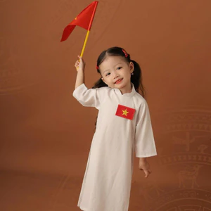 KÈM CÀI TÓC - Bộ ÁO DÀI truyền thống Việt Nam, màu trắng quần đen, thêu cờ đỏ sao vàng cho bé gái chơi lễ Tết, lễ hội