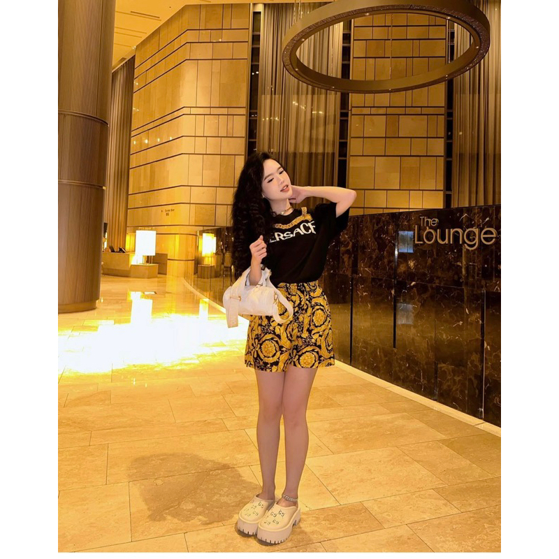 set áo thun & quần leggings hoạ tiết vàng versace