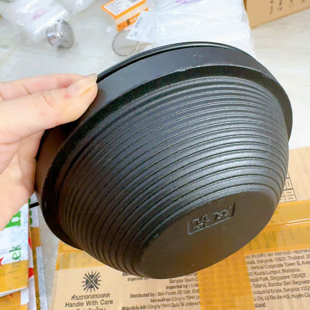 Nồi gang, nắp gỗ, có quai kiểu Nhật kích thước 20cm dùng để nấu canh, nồi ăn lẩu kiểu dáng Nhật Bản (nắp gỗ) dễ sử dụng.